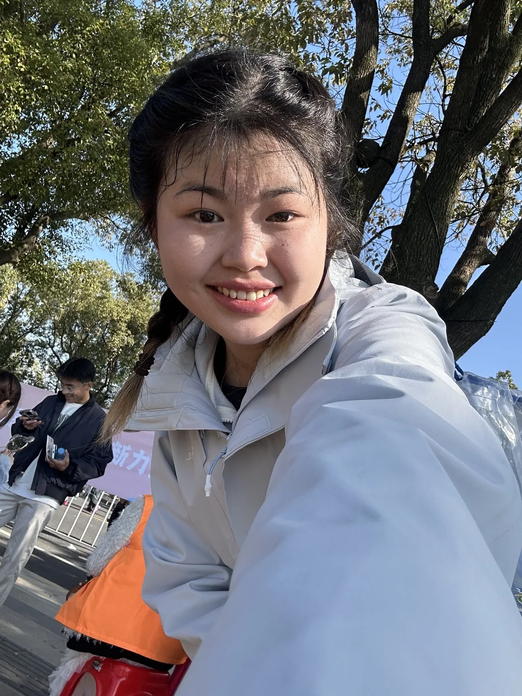 万可在户外活动现场的生活照