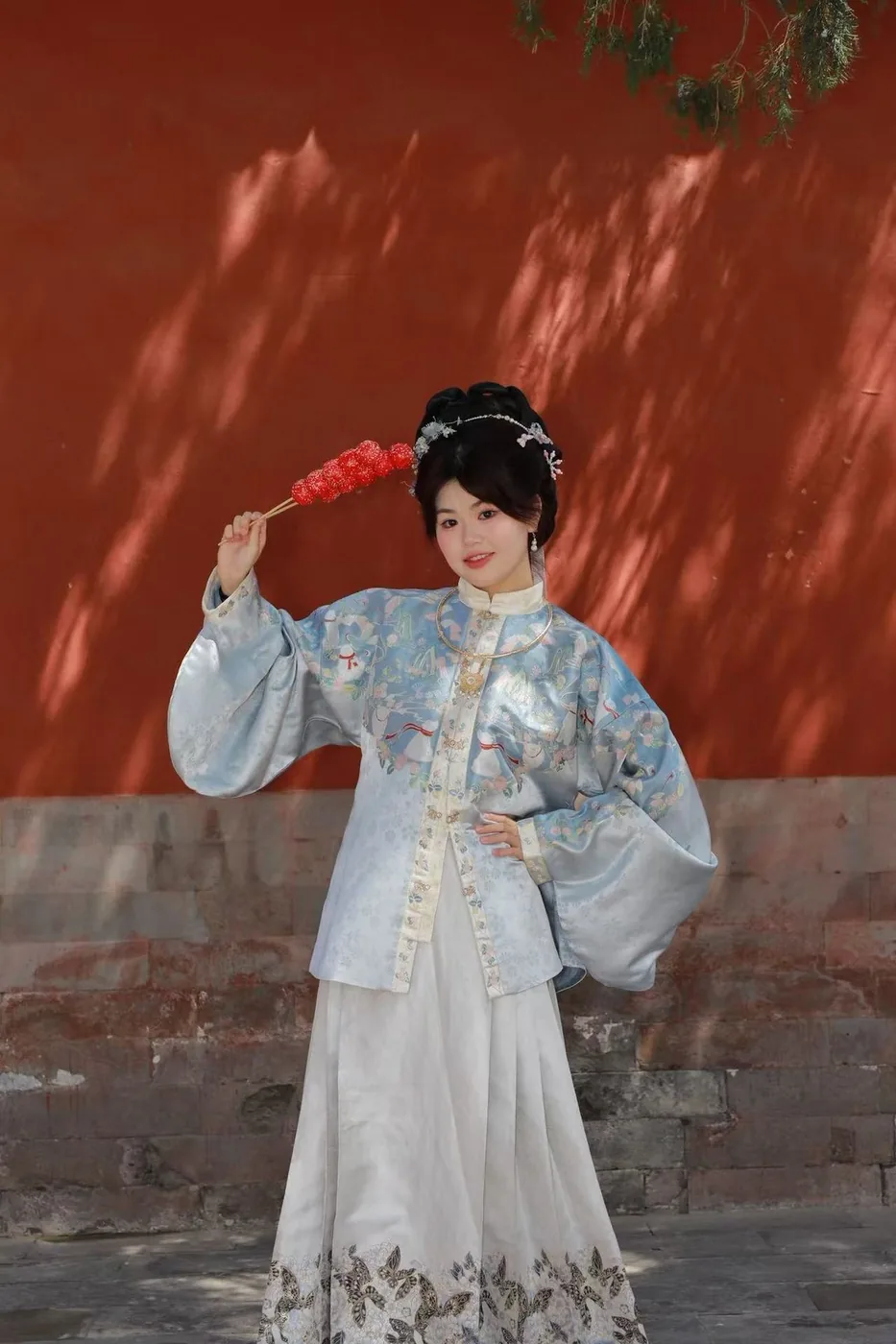 万可身穿传统服饰的生活照