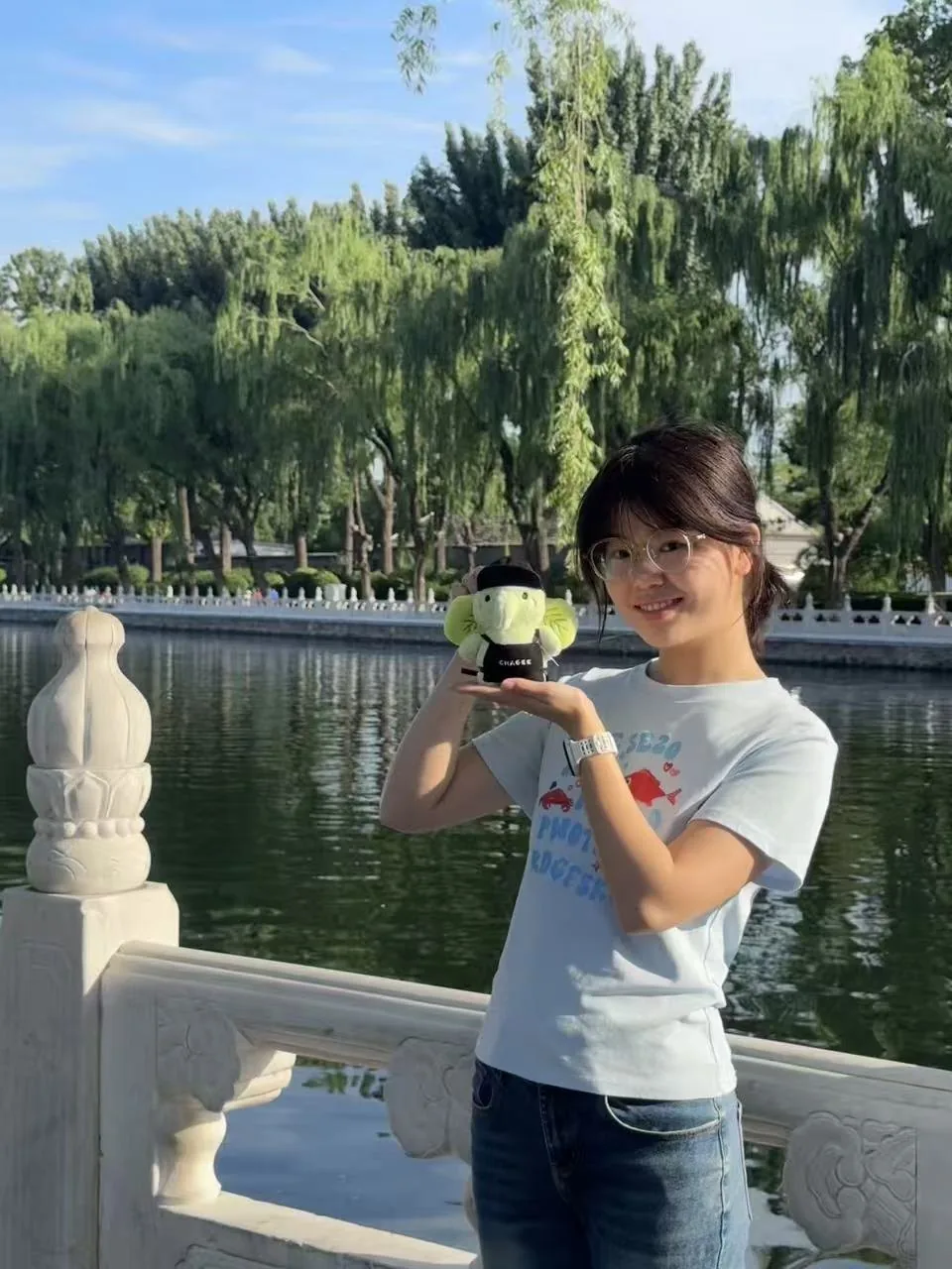 万可在湖边的生活照