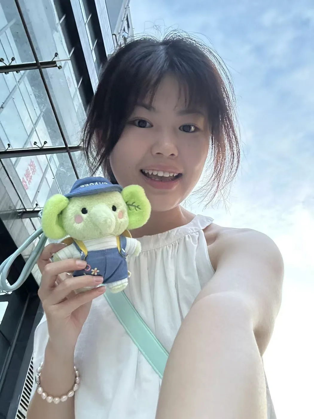 万可与玩偶的自拍照